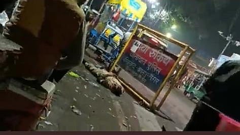 Uttar Pradesh: Drunk constable seen lying on roadside in Kanpur; WATCH - Vimarsana News