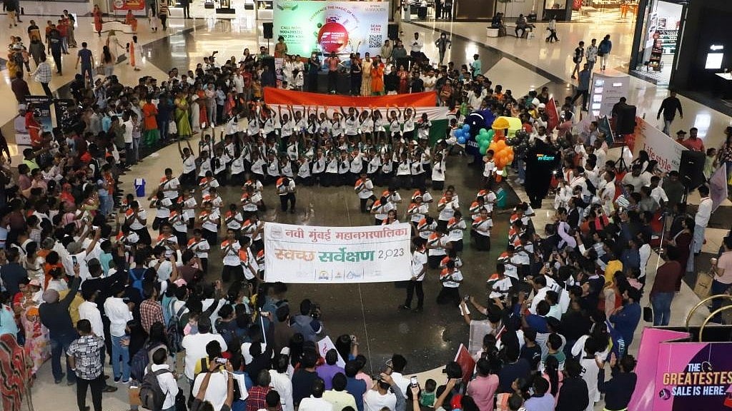 Navi Mumbai NMMC spontaneous flash mob on Republic Day on waste