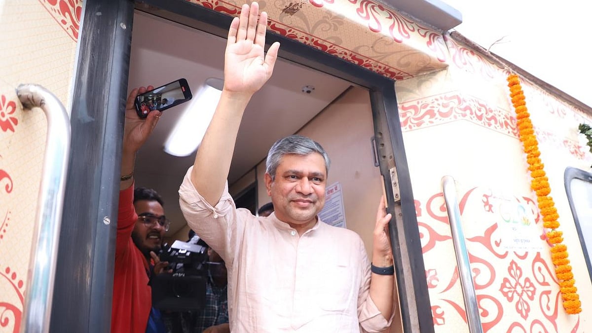 Railway minister Ashwini Vaishnaw flags off Bharat Gaurav AC Deluxe train for 'Garvi Gujarat' tour - Vimarsana News