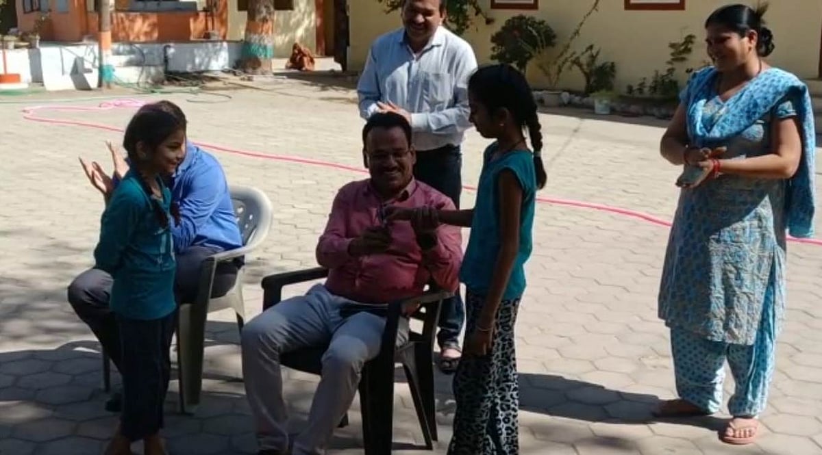 Madhya Pradesh: Yashvi gets pen from collector for spelling his name correct in Khargone - Vimarsana News