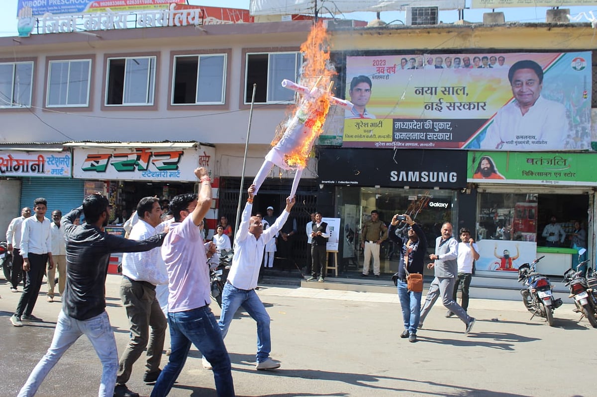 Madhya Pradesh: Kisan Congress burns effigies of Modi, Adani, demand probe in Mandsaur - Vimarsana News