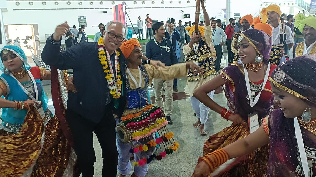Madhya Pradesh: G-20 members dance to Bundeli drumbeats at Khajuraho airport - Vimarsana News