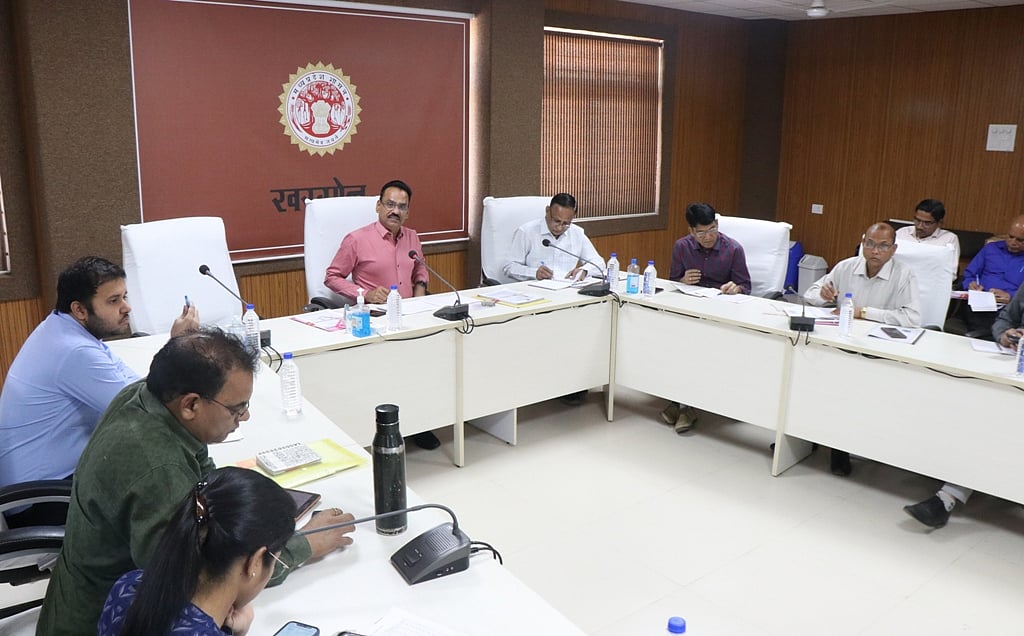 Madhya Pradesh: Collector holds review meeting with revenue officials in Khargone - Vimarsana News