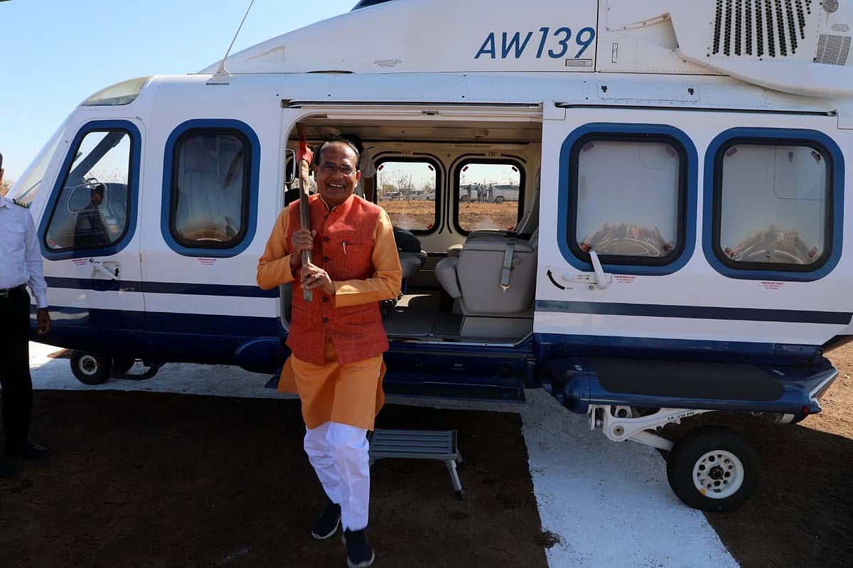Bhopal: CM alights from chopper holding 'gaiti' on shoulder in Jhabua - Vimarsana News
