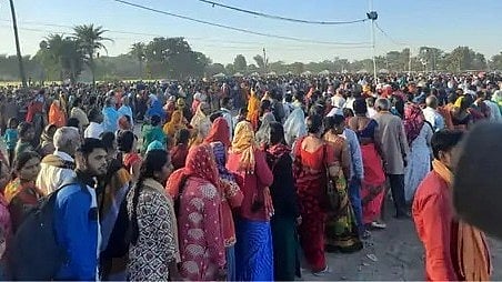 Madhya Pradesh: 50 people separated from family in overcrowded Kubereshwar Dham - Vimarsana News