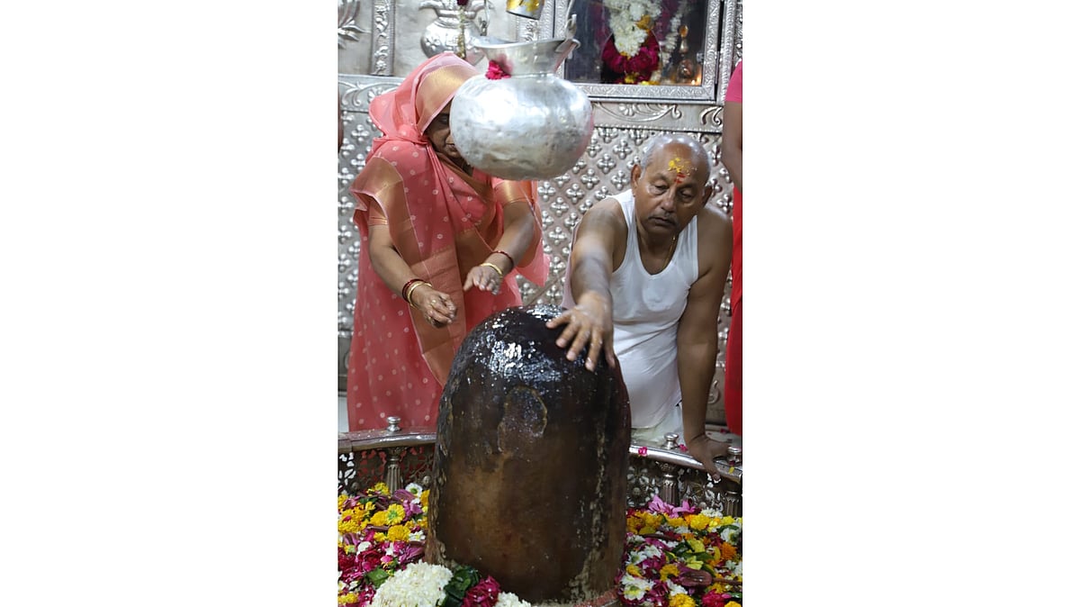 Ujjain: A day ahead of budget session, MP assembly speaker Girish Gautam visits Mahakal Temple - Vimarsana News