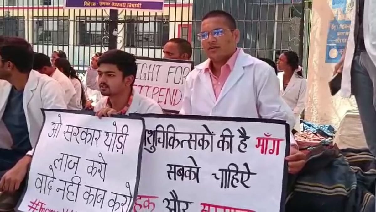 Madhya Pradesh: Stipend less than labourer's wage, vet students complain on Day-2 of Dharna in Jabalpur - Vimarsana News