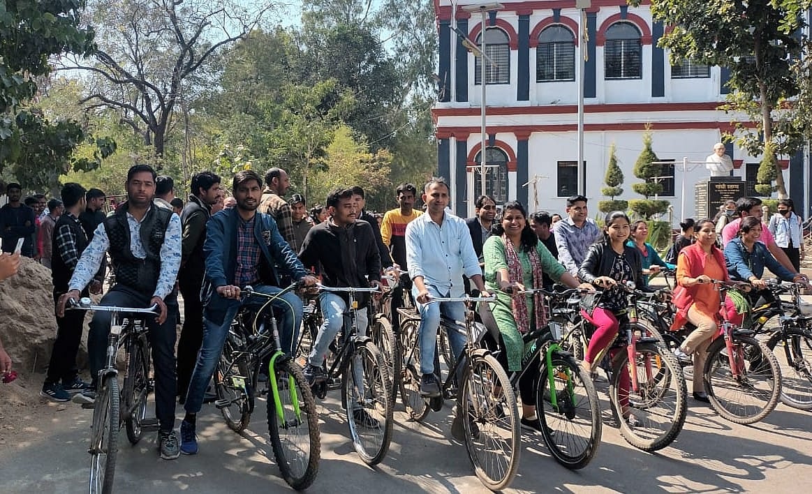 Cycle Day: Faculty, staff of Holkar College reach campus on cycle