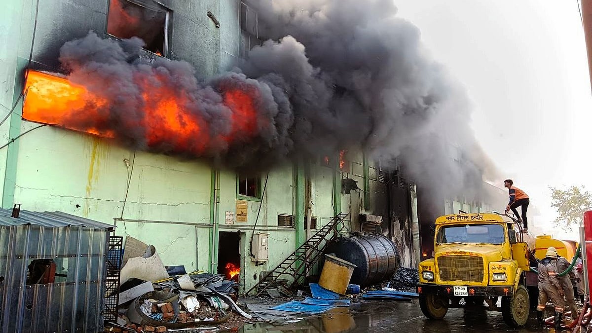 Indore: Massive fire breaks out at fibre factory in Lasudia, goods worth lakhs gutted; visuals surface - Vimarsana News