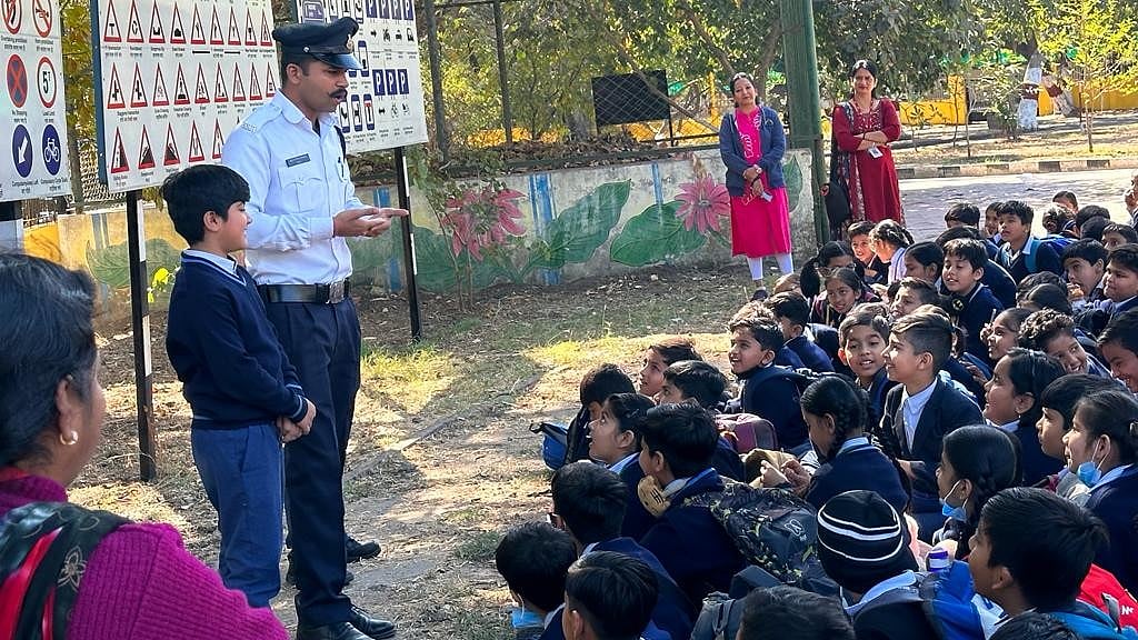 Indore: School students learn about traffic rules, management - Vimarsana News