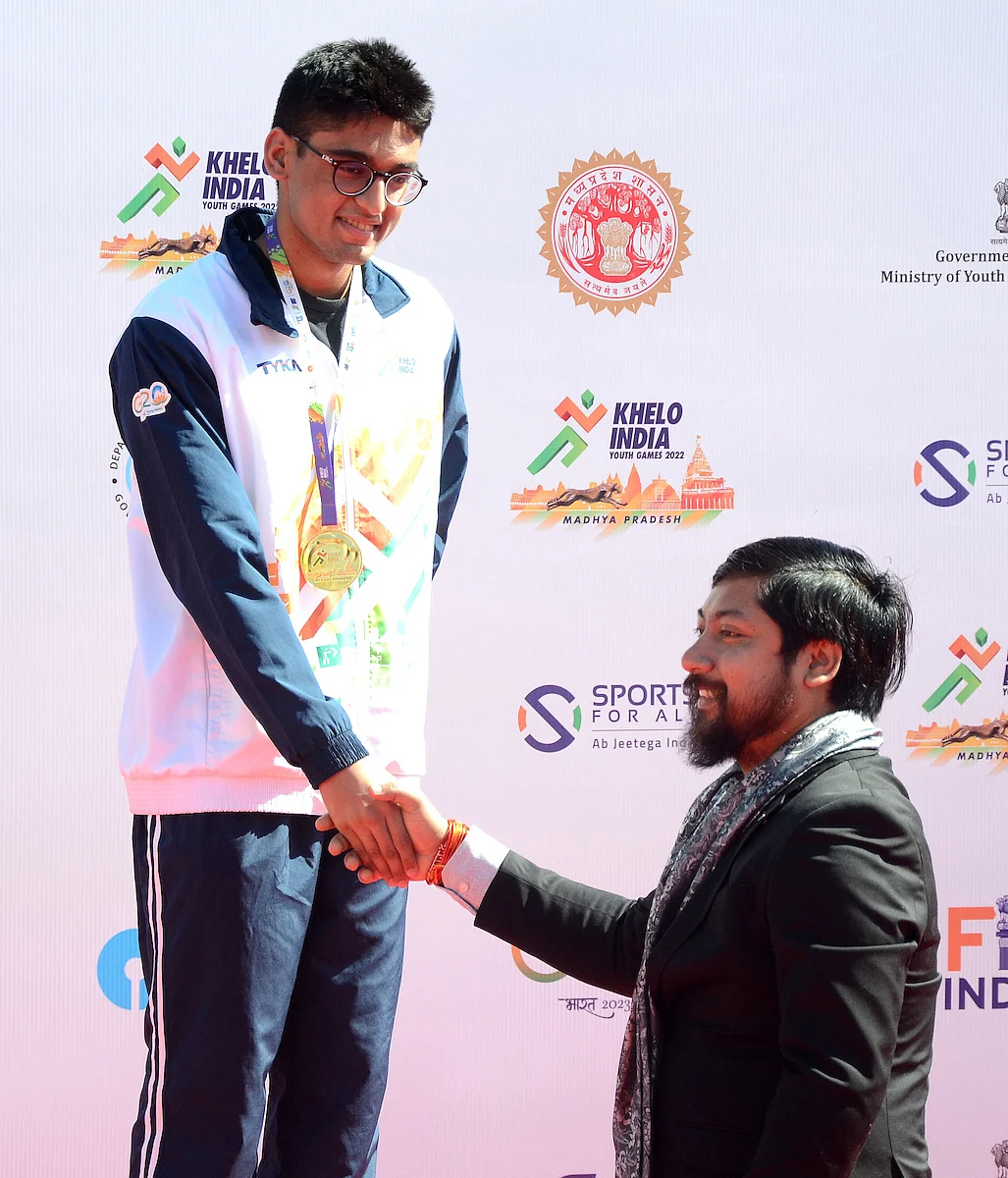 Jaiveer Motwani receiving the Gold Medal from Hon. Union Minister of State for Home and Union Minister of State for Youth Affairs and Sports Shri. Nisith Pramanik.
