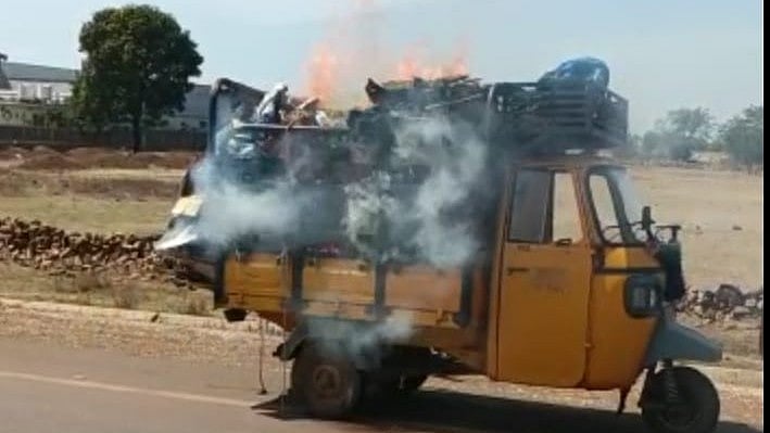 MP Shocking: A burning auto-rickshaw seen running in Shivpuri, BJP leader stops it to douse flames - Vimarsana News