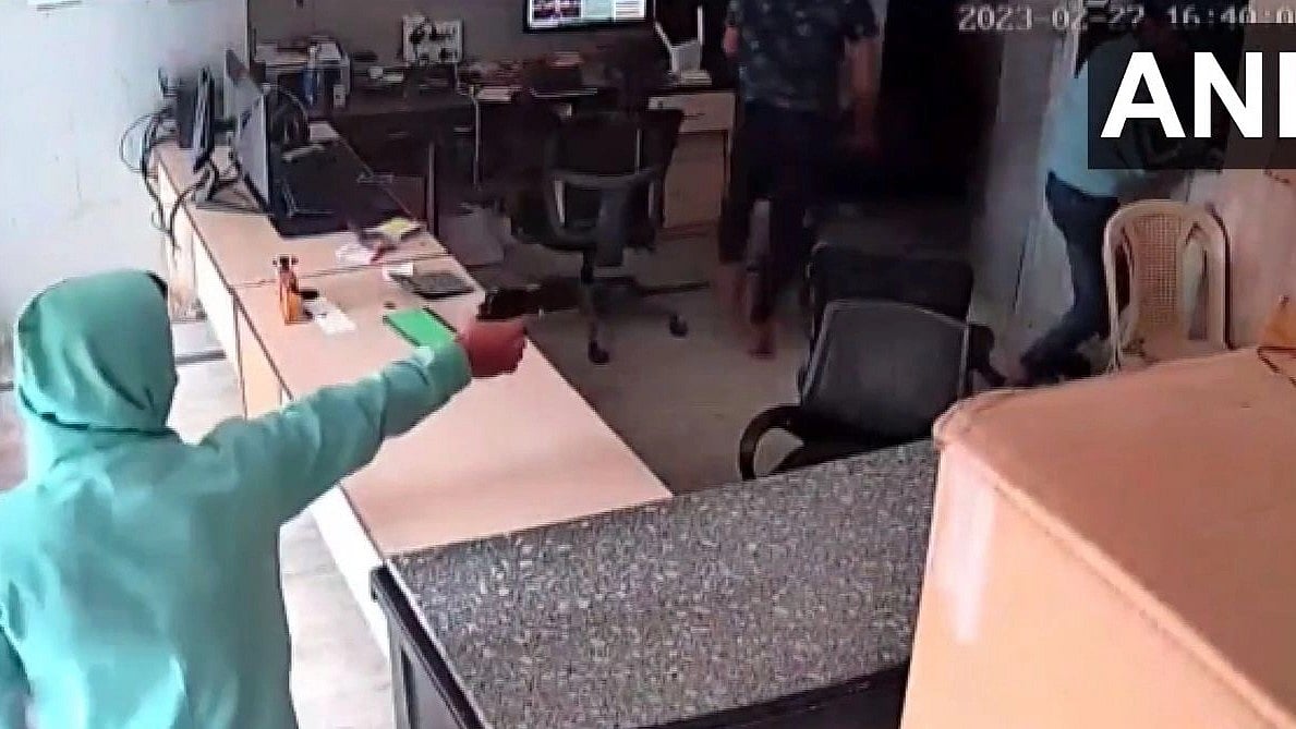 Delhi crime: 1 injured after 2 men open fire at cable office staff in Chanchal Park area; WATCH - Vimarsana News