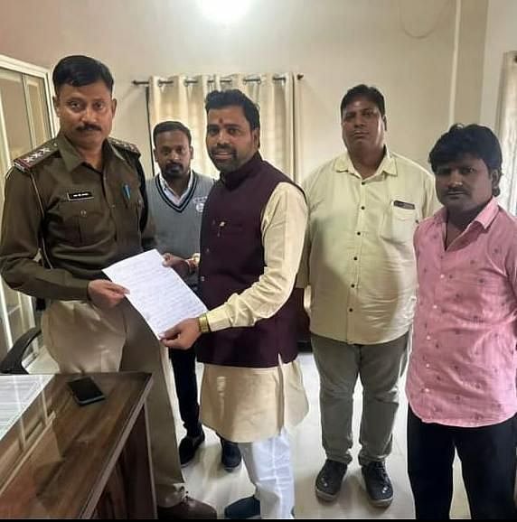 Indore: Junior clerk accuses senior of abusing him