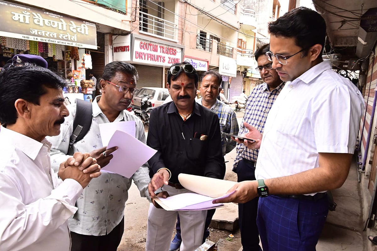 Madhya Pradesh: Commissioner conducts inspection of recovery teams in Dewas - Vimarsana News