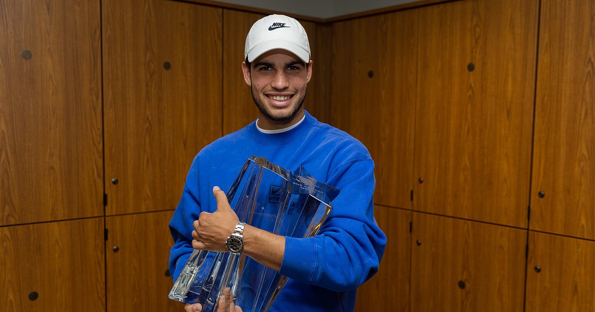 El joven español Carlos Alcaraz gana su primer Indian Wells, destronando a Novak Djokovic y recuperando el primer puesto. El joven español Carlos Alcaraz gana su primer Indian Wells, destronando a Novak Djokovic y recuperando el primer puesto.