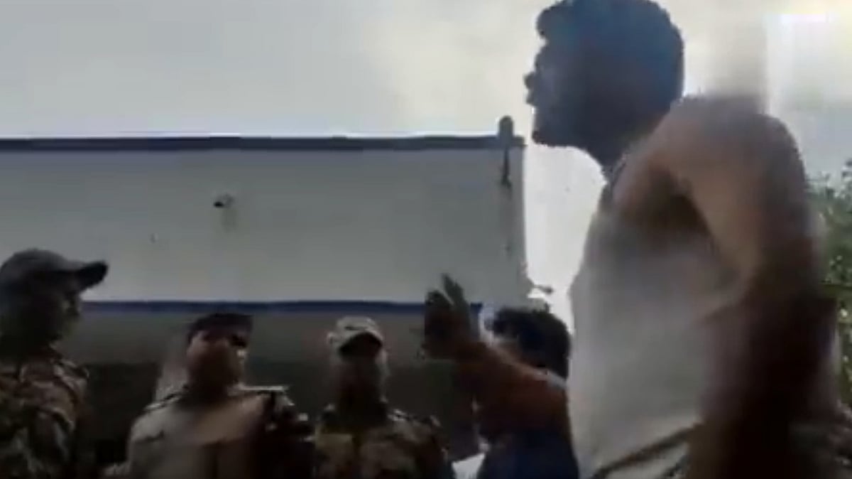 WATCH: '...Ashamed of this wardi', Bhind Constable tears off his uniform in SP office - Vimarsana News