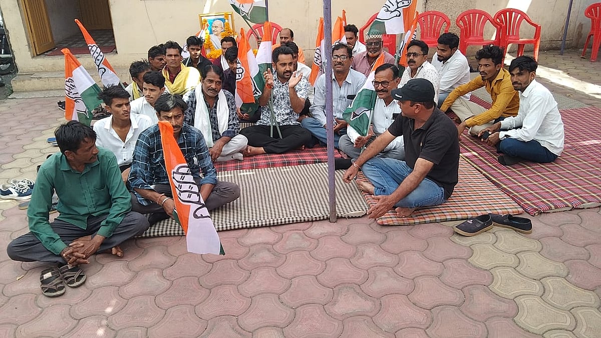 Madhya Pradesh: Congress workers hold 'Satyagraha' in Sendhwa - Vimarsana News