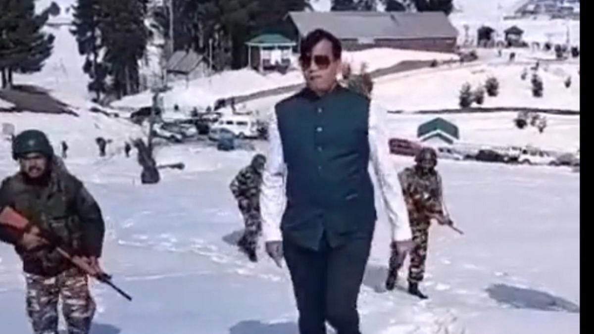 J&K: Conman poses as PMO official, gets security cover, visits border post; arrested - Vimarsana News