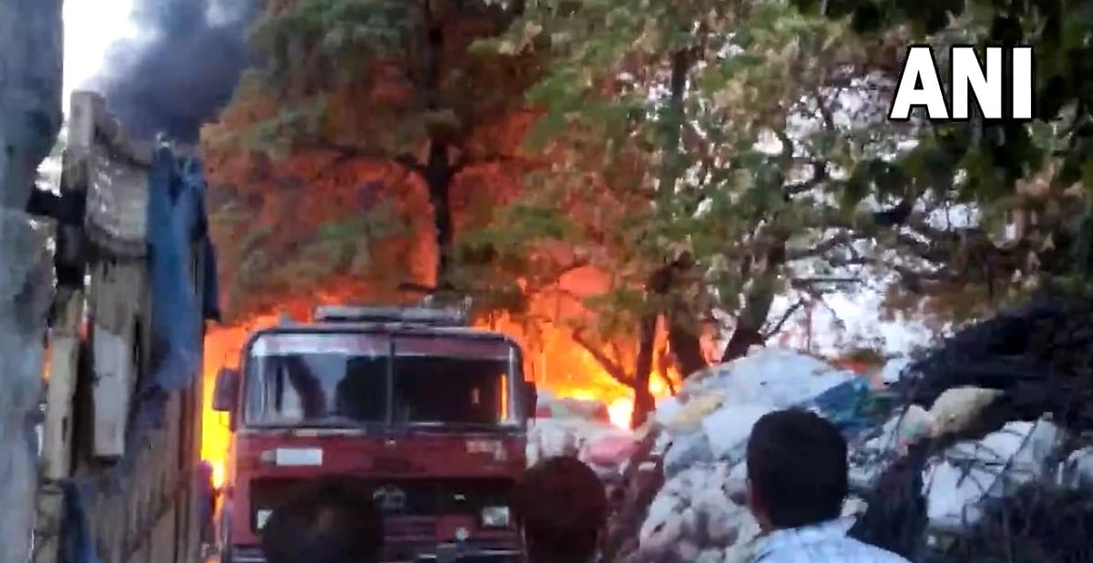 Hyderabad: Massive fire breaks out at plastic waste godown at Ansari road in Kalapathar; visuals surface - Vimarsana News