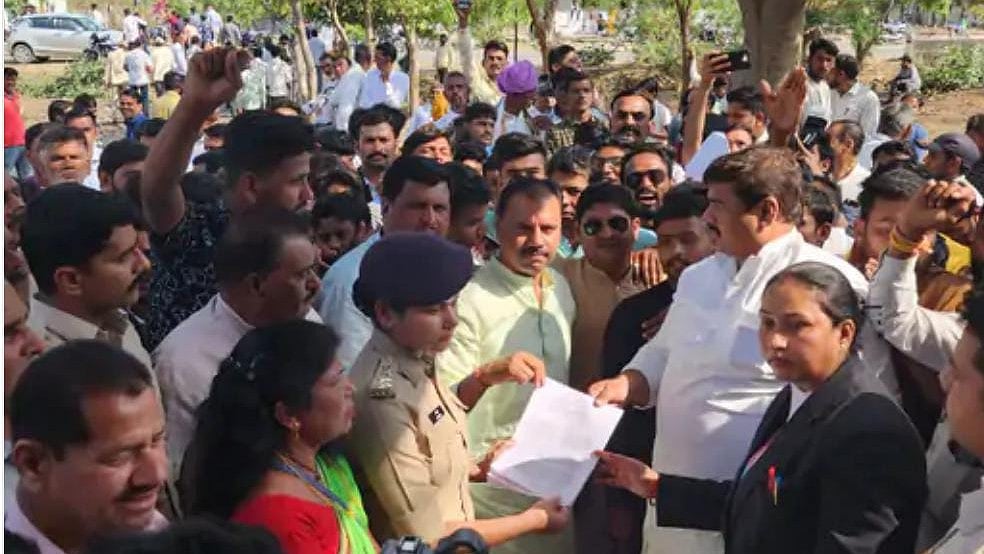 Madhya Pradesh: Cong workers protest against false charges on leader in Alot - Vimarsana News