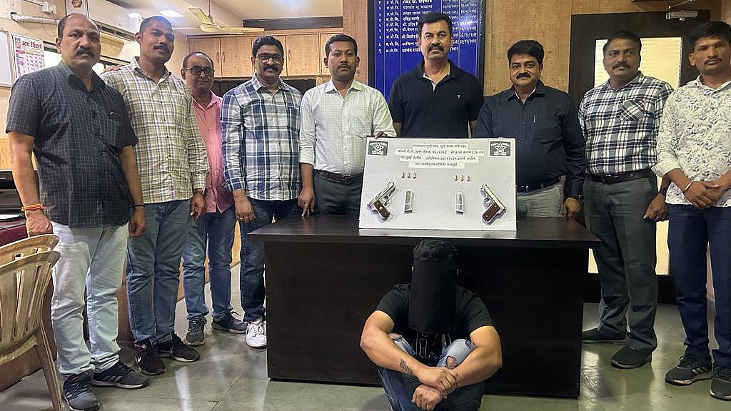 Thane: Cops nab 26-year-old man with two country made guns, six live cartridges - Vimarsana News