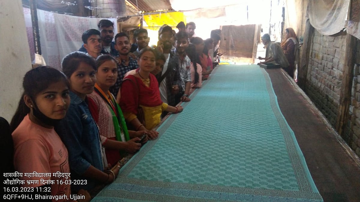 Madhya Pradesh: Students go on industrial visit to Bherugarh print unit - Vimarsana News