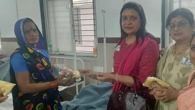 Mhow News Diary: Inner Wheel Club distributes stationery to students, gifts benches to hospitals in Mhow - Vimarsana News
