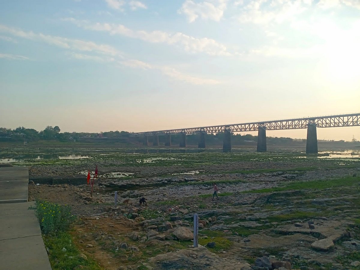 Madhya Pradesh: Water-level in Narmada falls to alarming low, irks locals in Sanawad - Vimarsana News