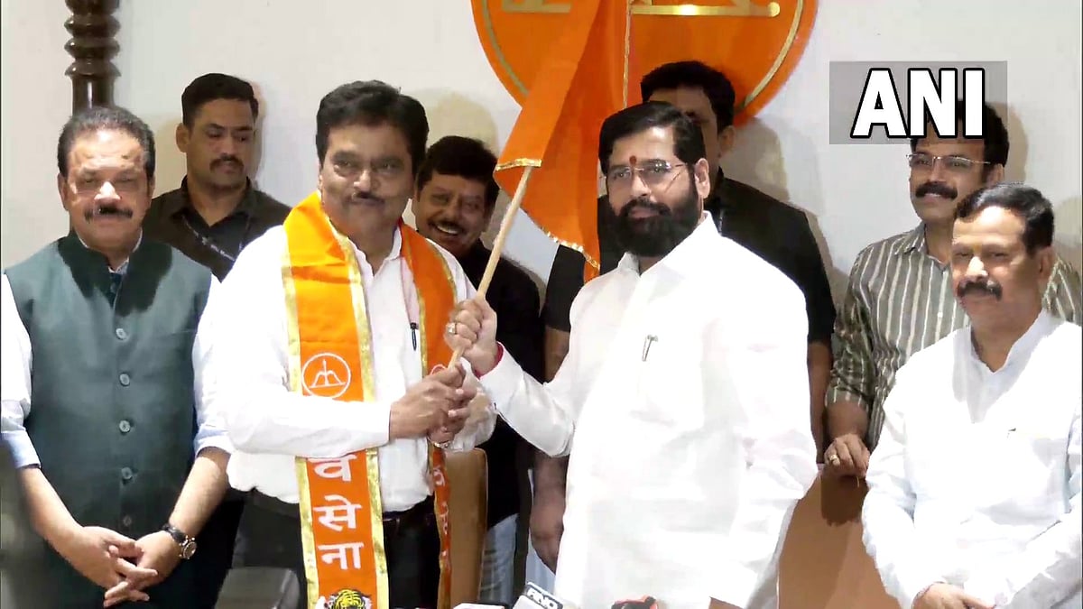 Mumbai: Deepak Sawant, ex-minister from Uddhav camp, joins CM Shinde's Shiv Sena; Watch - Vimarsana News