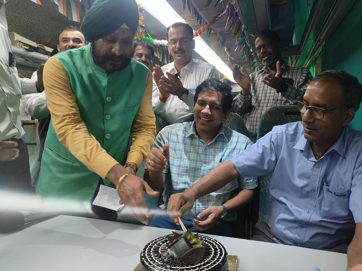 Not railway coach but home on wheels: Adarsh Coach Commuters of Panchavati Express celebrate 16th anniversary - Vimarsana News