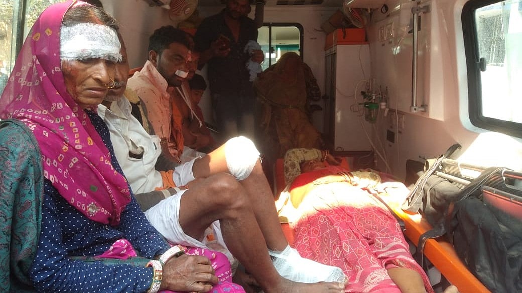 Madhya Pradesh: 2 severely hurt, 16 other injured as pickup vehicle turns turtle in Khandwa - Vimarsana News
