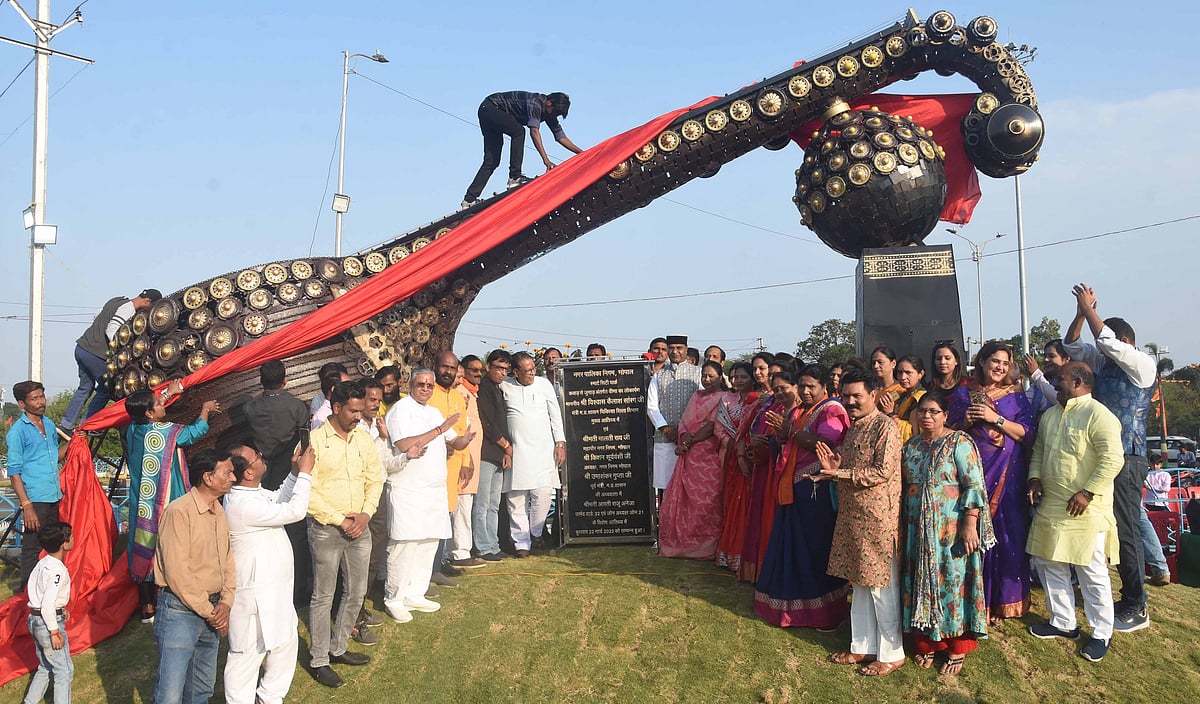 कबाड़ से बनी वीणा लगाई गई