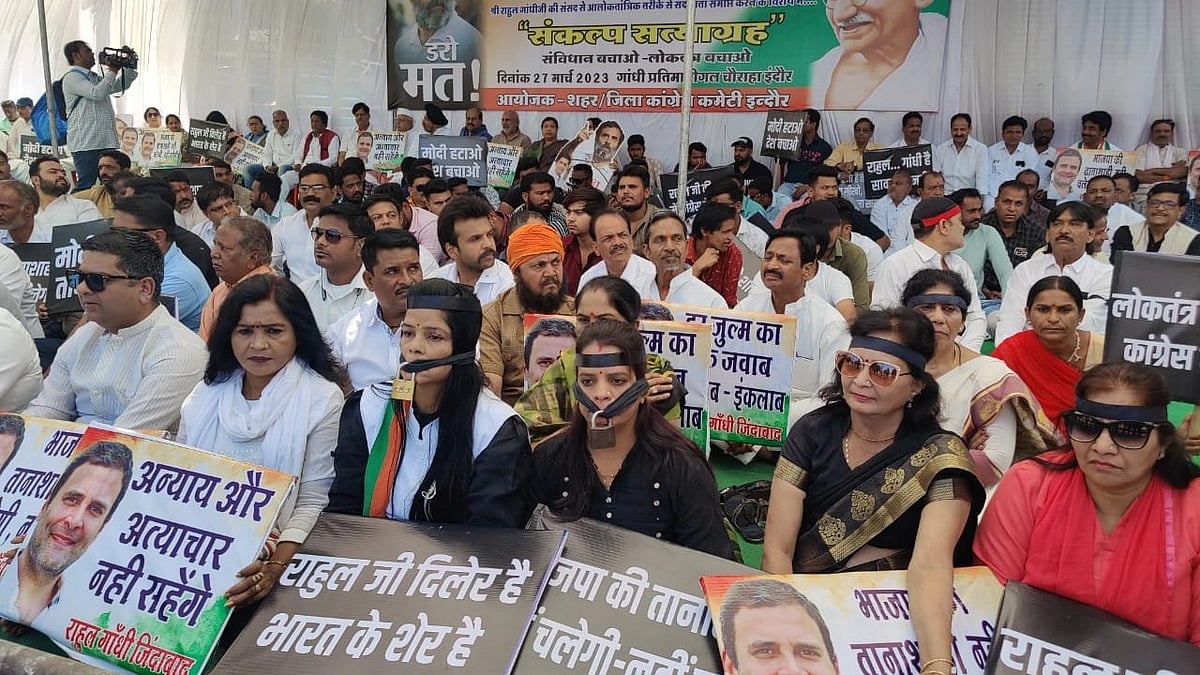 Indore: With lock on mouth, Congress workers protests Rahul Gandhi's disqualification - Vimarsana News