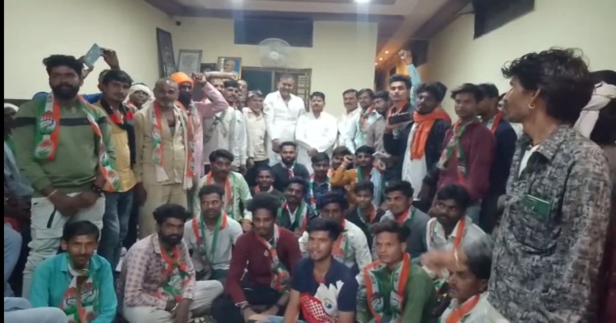 सेंधवा में 8 गांवों के भाजपा कार्यकर्ता कांग्रेस में शामिल हुए सेंधवा में 8 गांवों के भाजपा कार्यकर्ता कांग्रेस में शामिल हुए