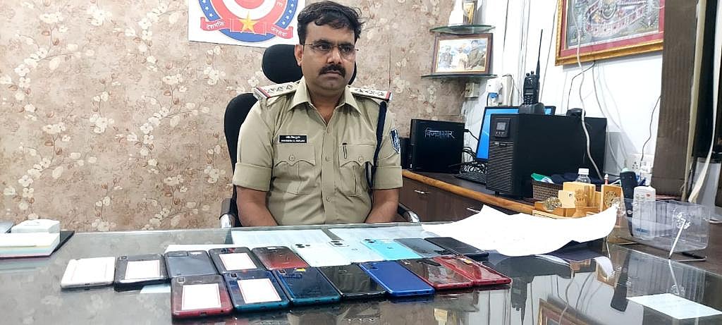 Indore: Addiction turns students into mobile snatchers - Vimarsana News