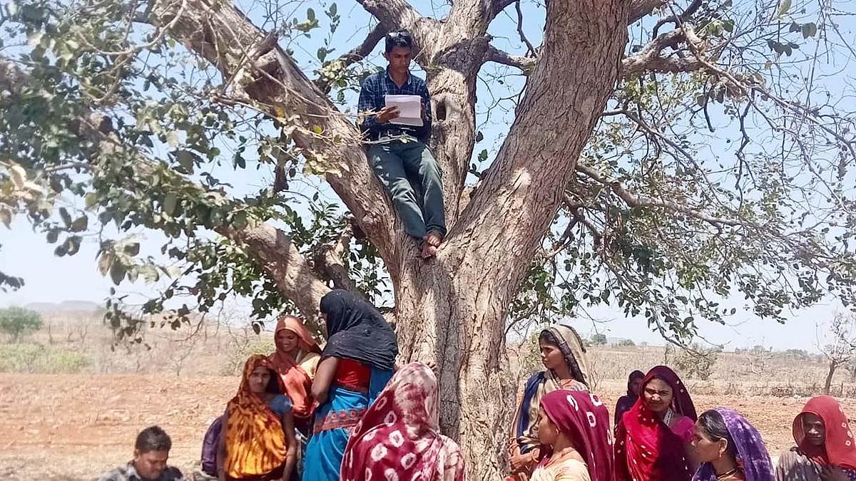 Madhya Pradesh: Braving poor connectivity, 'Ladli Behnas' climb hills, trees & tanks to get themselves registered for the Yojana - Vimarsana News