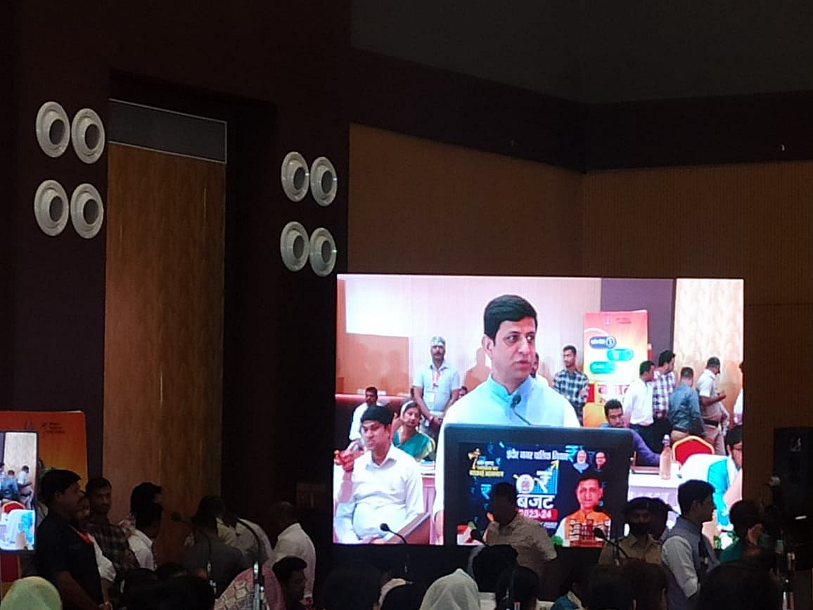 Indore budget: Congress corporator reaches well with bottle of dirty water, complains civic body supplying such contaminated water at homes - Vimarsana News