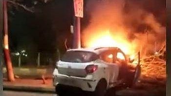 Indore: Car collides with tree, catches fire - Vimarsana News