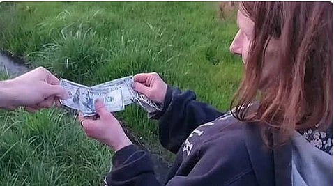 Bizarre: US man throws $200,000 cash out his car on a highway 'To Bless Others'; family accuses him of draining their accounts - Vimarsana News