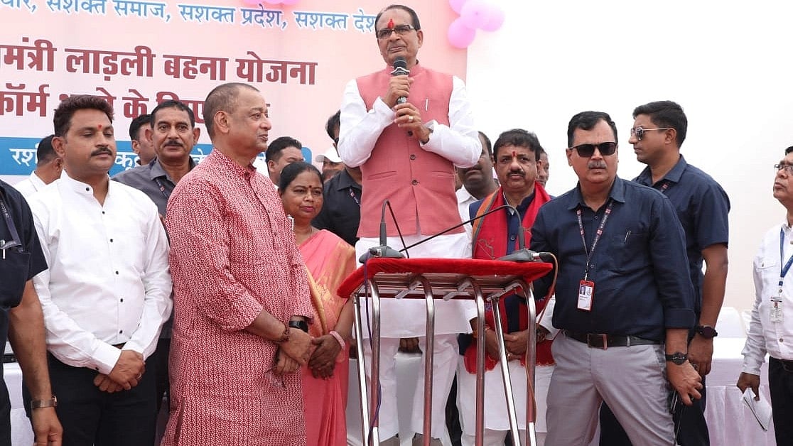 Bhopal: In absence of stage, CM Chouhan climbs a chair to address 'Ladli Behnas' - Vimarsana News