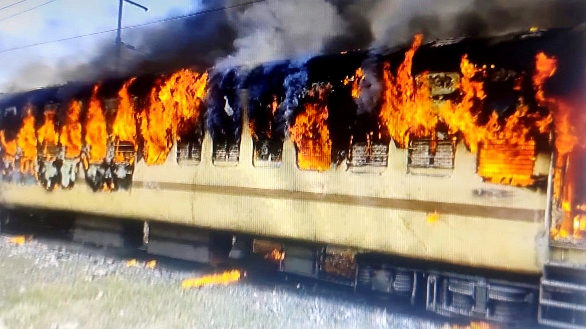 MP: 2 coaches of Ratlam-Ambedkar Nagar train catch fire; no casualty - Vimarsana News