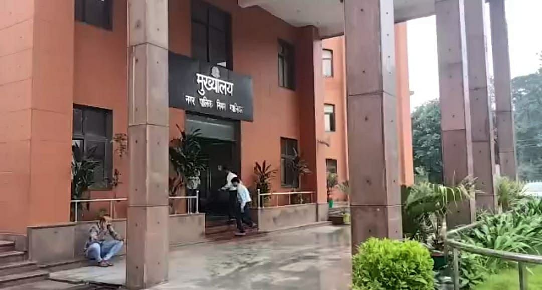 Madhya Pradesh: Surrounded by liquor bottles, Gwalior Municipal Corporation employee found dead in his flat - Vimarsana News