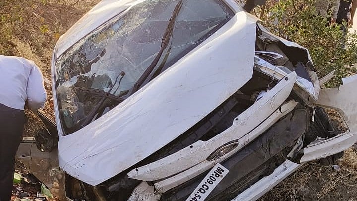 Madhya Pradesh: Car turns turtle, five of family hurt in Badnawar - Vimarsana News