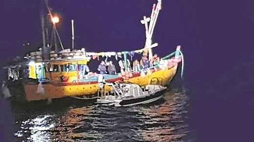 Mumbai: Uttan fishing boat intercepted by Indian Navy - Vimarsana News