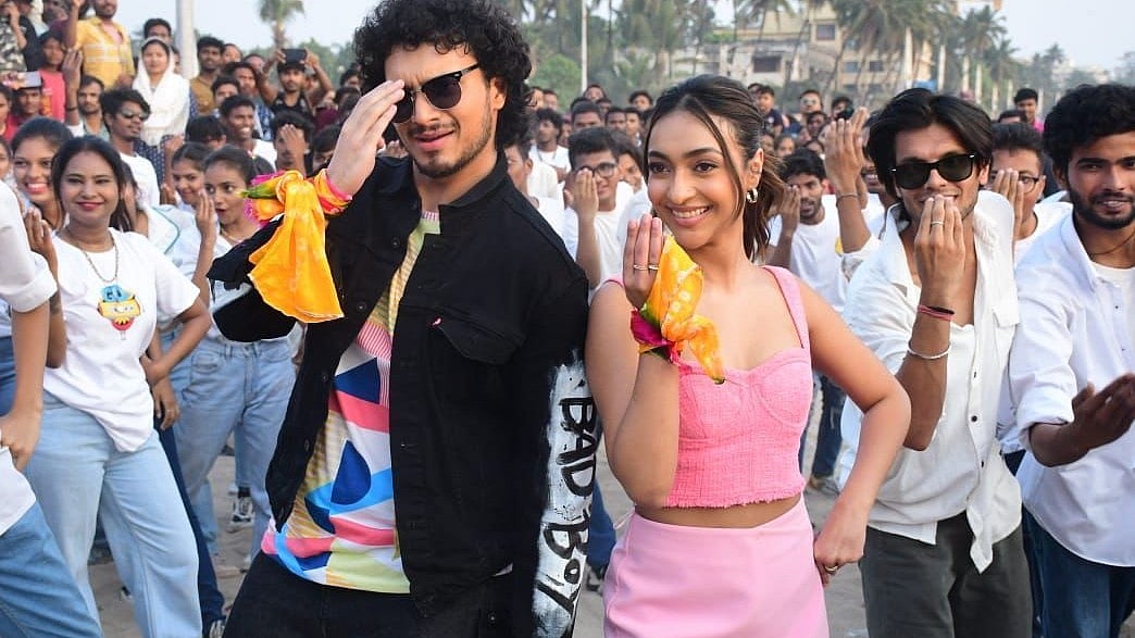 Bad Boy actors Namashi Chakraborty, Amrin perform flash mob at Juhu Beach in Mumbai - Vimarsana News