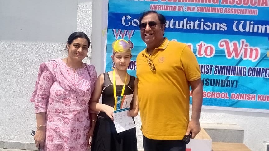 Bhopal: Differently abled Ananya Ganglani cuts through water with one hand, competes with ordinary athletes, wins two medals - Vimarsana News