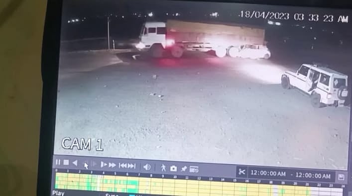 Madhya Pradesh: Car rams into a truck on Indore-Ahmedabad National Highway, gets dragged for nearly 100 meters; 3 killed - Vimarsana News