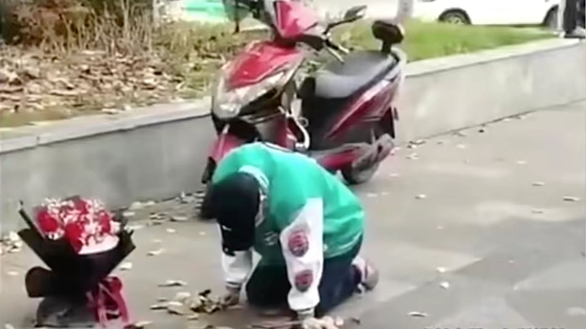 China: Man spends 21 hours on knees in rain outside ex-girlfriend office to get her back - Vimarsana News