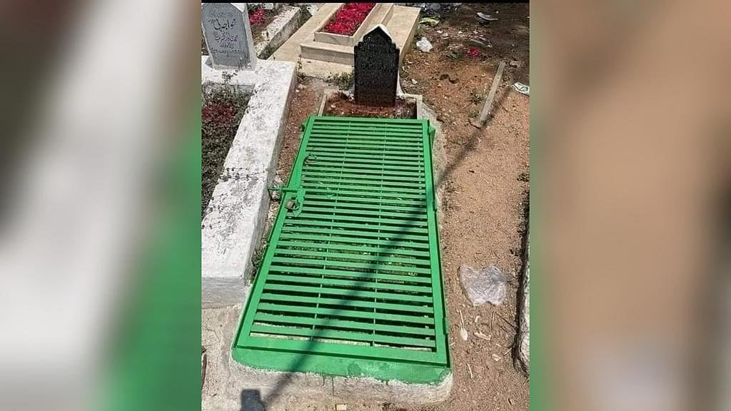 Parents in Pakistan lock daughters' graves to avoid rape - Vimarsana News
